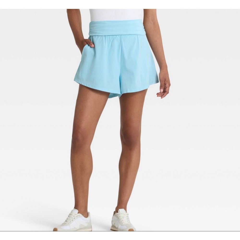 ✨ Women’s Mid-Rise Foldover Waistband Woven Shorts 2” – JoyLab
Light Blue | XL